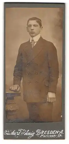 Fotografie Richard Jähnig, Dresden-A, Marienstrasse 19, Portrait junger Herr im Anzug mit Krawatte