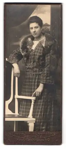 Fotografie William Just, Oschatz, Hospitalstrasse 40, Portrait junge Dame im karierten Kleid mit Pelz