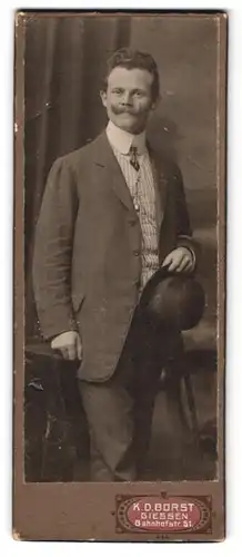 Fotografie K. D. Borst, Giessen, Bahnhofstrasse 61, Portrait junger Herr im Anzug mit Moustache