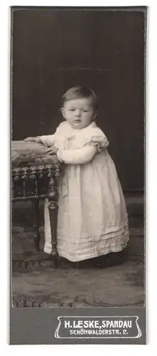 Fotografie H. Leske, Berlin-Spandau, Schönwalderstrassse 2, Portrait süsses Kleinkind im weissen Kleid