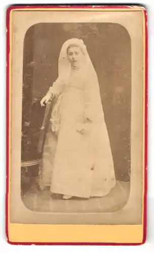 Fotografie E. Buizard, Paris, 23, Rue Clignancourt, Portrait junge Dame im weissen Kleid mit einem Buch