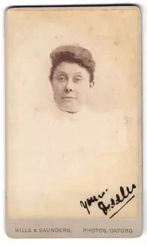 Fotografie Hills & Saunders, Oxford, Portrait bürgerliche Dame mit moderner Frisur