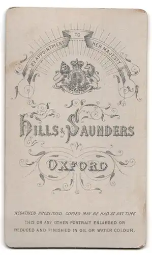 Fotografie Hills & Saunders, Oxford, Portrait bürgerliche Dame mit moderner Frisur