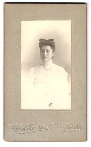 Fotografie Dr. Meyer, Nantes, 24, Rue Crébillon, Portrait junge Dame im weissen Kleid