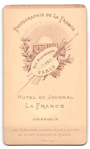 Fotografie Hôtel du Journal La France, Paris, Rue Montmartre 142, Portrait junge Dame mit Kragenbrosche und Halskette