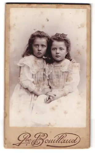 Fotografie G. Bouillaud, Mâcon, 4, Rue de la Paroisse, Portrait zwei kleine Mädchen in hübschen Kleidern