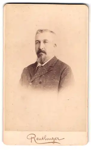 Fotografie Reutlinger, Paris, 21, Boulevard Montmartre, Portrait älterer Herr im Anzug mit Bart