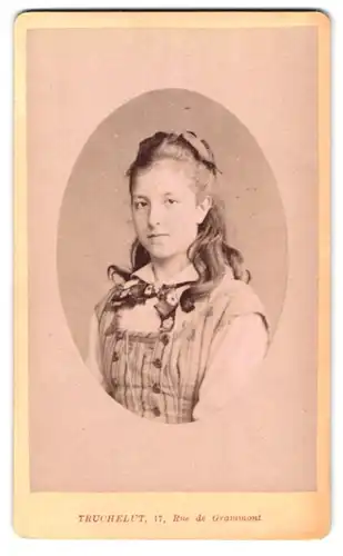 Fotografie Truchelut, Paris, 17, Rue de Grammont, 17, Brustportrait junge Dame in modischer Kleidung