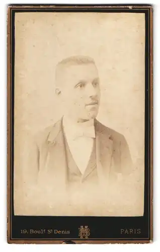 Fotografie M. Boiscon, Paris, 19, Boulevard St. Denis, Portrait junger Herr im Anzug mit Fliege