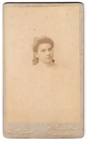 Fotografie E. B. Mowll, Birmingham, 174, Broad Street, Portrait junge Dame in zeitgenössischer Kleidung
