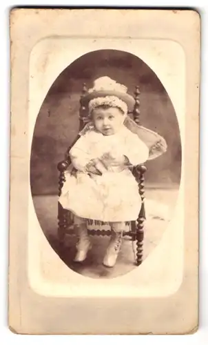 Fotografie J. Tresorier, Toulon, Place Puget, 15, Portrait kleines Mädchen im weissen Kleid
