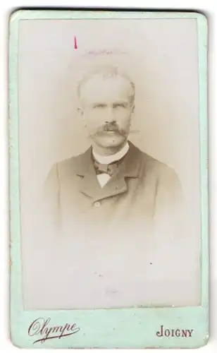 Fotografie Olympe, Joigny, Avenue Gambetta, Portrait modisch gekleideter Herr mit Schnauzbart