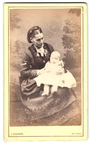 Fotografie J. Cooper, Wigan, Standishgate, Portrait bürgerliche Dame mit Kleinkind auf dem Schoss