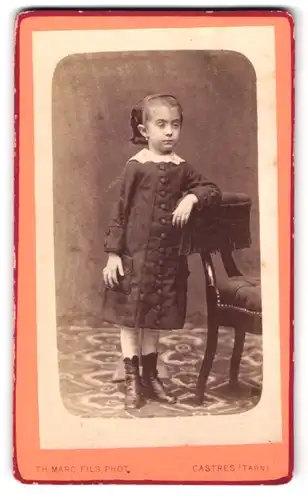Fotografie Th. Marc Fils, Castres /Tarn, 18, Reu Henri IV., Portrait kleines Mädchen im modischen Kleid