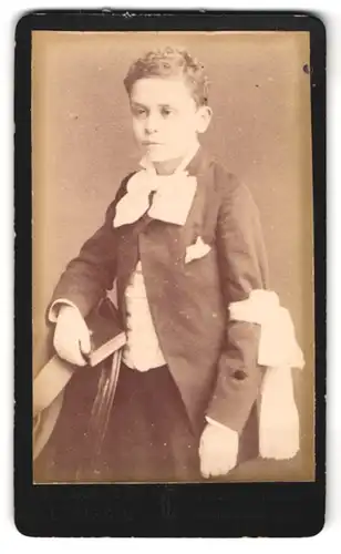 Fotografie L. Cassin, Paris, 279, Rue St. Honoré, Portrait modisch gekleideter Knabe mit einem Buch