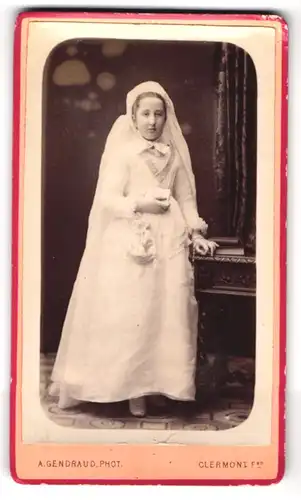 Fotografie Alfred Gendraud, Clermont-Ferrand, 4, Rue du Terrail, Portrait junge Dame im weissen Kleid mit einem Buch