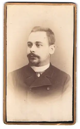 Fotografie Toulot, Issoire, Boulevard de la Halle, Portrait bürgerlicher Herr mit Henri Quatre