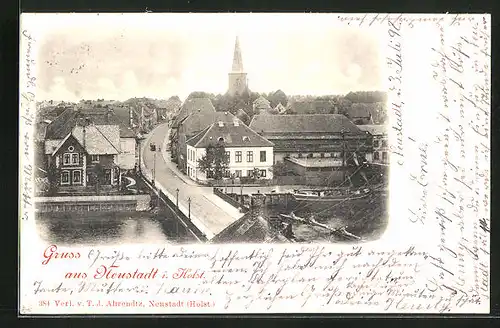 AK Neustadt i. Holst., Strassenpartie, Blick von der Brücke zur Kirche