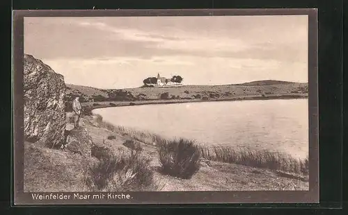 AK Daun /Eifel, Weinfelder Maar mit Kirche
