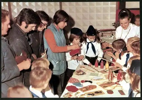 Fotografie DDR-Schulkinder basteln Kunstgegenstände für Vietnam-Basare zum Wiederaufbau von Vietnam