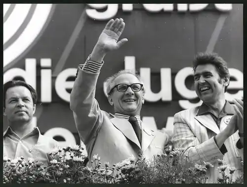 Fotografie Erich Honecker grüsst bei einer Festveranstaltung