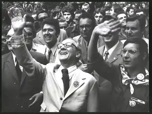 Fotografie Erich Honecker bei einer Grosskundgebung von Parteimitgliedern umringt