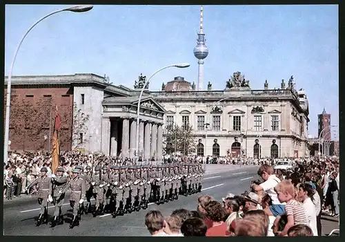 Fotografie unbekannter Fotograf, Ansicht Berlin, NVA Wachaufzug Unter den Linden