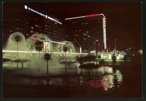 Fotografie unbekannter Fotograf, Ansicht Berlin, Brunnen am Interhotel in der Prager Strasse bei Nacht