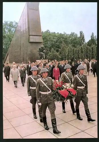 Fotografie Fotografunbekannt, Ansicht Berlin-Treptow, NVA-Soldaten legen Kranz am Sowjetischen Ehrenmal nieder