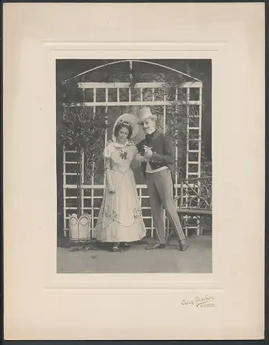 Fotografie Aug. Escher, Rastatt, junges Paar zum Fasching als Hochzeitspaar verkleidet - kostümiert, 21 x 27cm