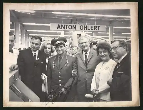 Fotografie unbekannter Fotograf, Ansicht Köln, Maschinenbau Anton Ohlert, Militärs & Offizielle bei einer Firmenbegehung