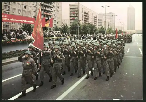 Fotografie Berlin, Tag der Kampfgruppen Parade, Militärparde passiert die Ehrentribühne der DDR-Führung