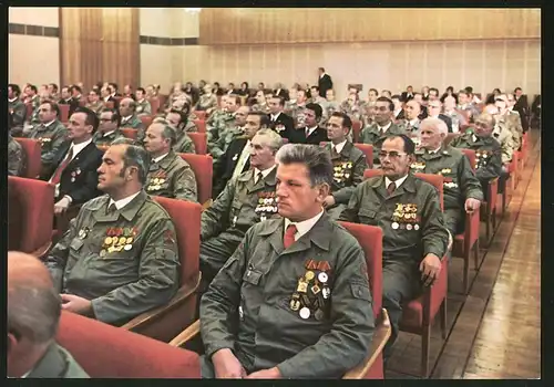Fotografie Berlin, Tag der Kampfgruppen, Mitglieder der Kampfgruppen in Uniform mit Orden