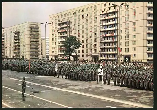 Fotografie Berlin, Tag der Kampfgruppen, Militärparade in der Karl-Marx-Allee
