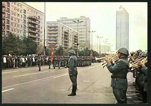 Fotografie Berlin, Tag der Kampfgruppen, Militärparade mit Orchester in der Karl-Marx-Allee