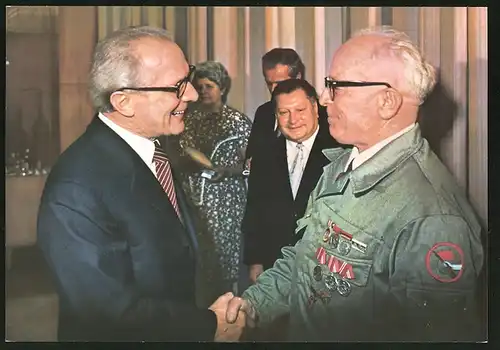 Fotografie Berlin, Tag der Kampfgruppen, Erich Honecker gratuliert einem Mitglied der Kampfgruppen