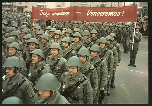 Fotografie Berlin, Tag der Kampfgruppen, Militärparade Karl-Marx-Allee, Soldaten mit Sturmgewehr AK-47