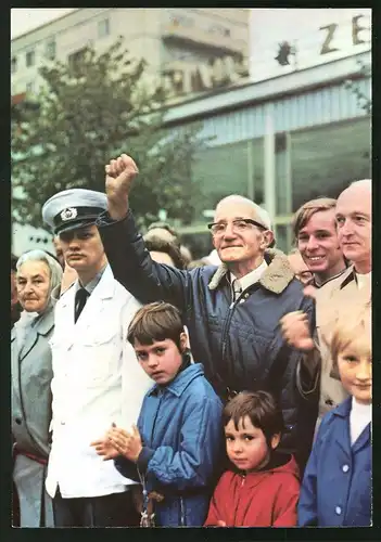 Fotografie Berlin, Tag der Kampfgruppen, Zivilisten grüssen Soldaten auf der Karl-Marx-Allee