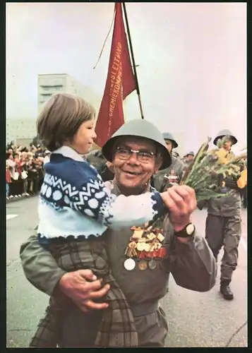 Fotografie Berlin, Tag der Kampfgruppen, Kampfgruppen Mitglied trägt Mädchen mit Blumenstrauss während der Parade