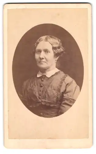 Fotografie Chr. Beitz, Arnstadt, bürgerliche Frau im Portrait