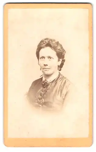 Fotografie Chr. Beitz, Arnstadt, bürgerliche Frau in schlichtem Kleid