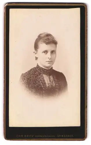 Fotografie Chr. Beitz, Arnstadt, Poststrasse, junge Frau im hübschen Blumenkleid