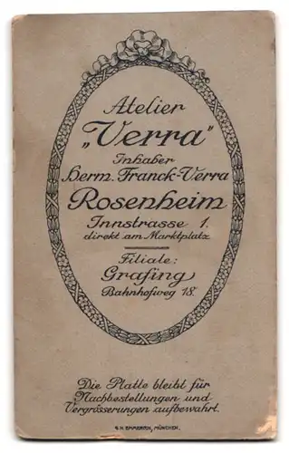 Fotografie Atelier Verra, Rosenheim, Innstrasse 1, junge Damen in feinem Zwirn und Broschen