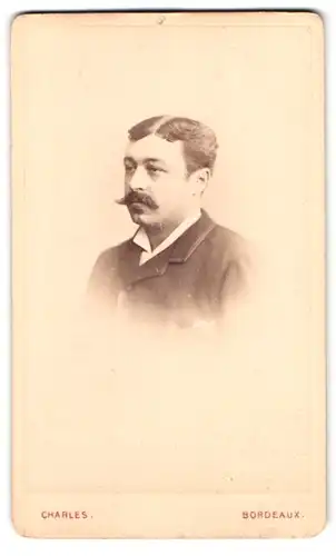 Fotografie Charles, Bordeaux, 46 Allées de Tourny, bürgerlicher Mann mit pomadisiertem Haar und Schnauzer