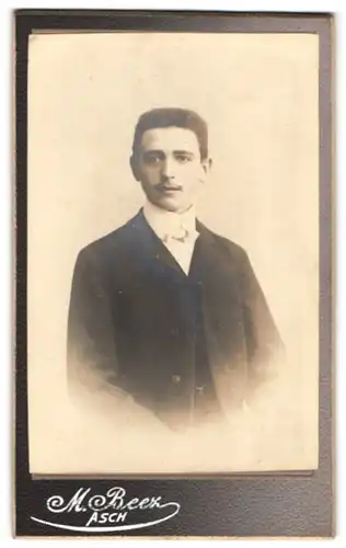 Fotografie M. Beer, Asch, junger Mann im Anzug