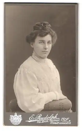 Fotografie E. Rudolph, Hof i. Bayern, Alstadt-Lorenzstrasse 3, attraktive Dame in weissem Kleid