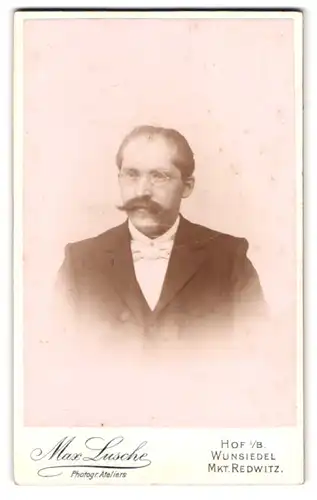 Fotografie Max Lusche, Hof i. Bayern, bürgerlicher Herr mit Brille und fulminanten Schnauzer im Portrait