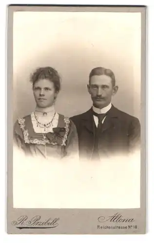 Fotografie R. Prizibill, Altona, Reichenstrasse 18, bürgerliches Paar im Sonntagsstaat