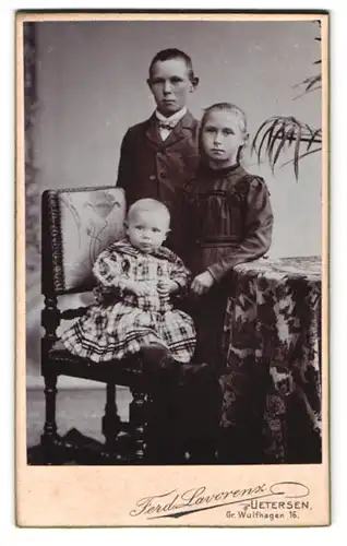 Fotografie Ferd. Lavorenz, Uetersen, Gr. Wulfhagen 16, Portrait von drei Kindern