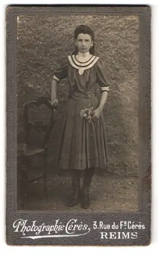 Fotografie Cérès, Reims, Rue du F9, Nette Dame im Kleid mit Blumenstrauss